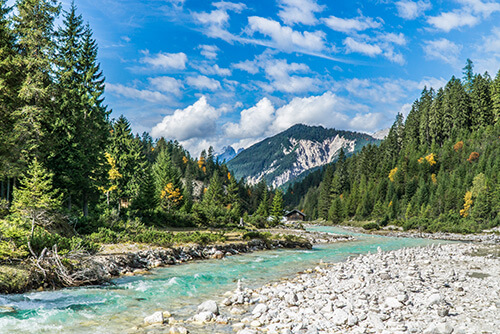 Im Hinterautal auf dem Weg zum Isarursprung entlang der jungen Isar